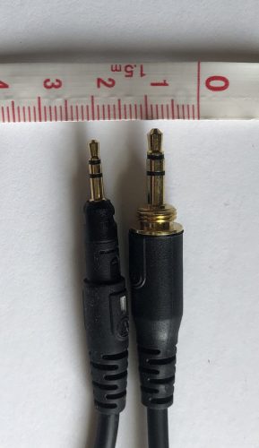 side by side comparison of 2.5mm and 3.5mm headphone plugs