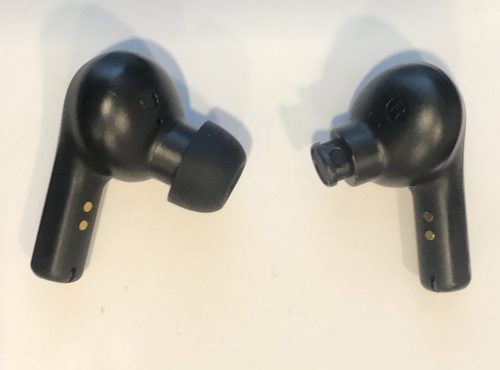 Tozo A2 Mini earbuds with and without tip on