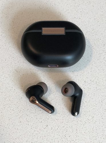 SoundPEATS Capsule3 Pro case and earbuds