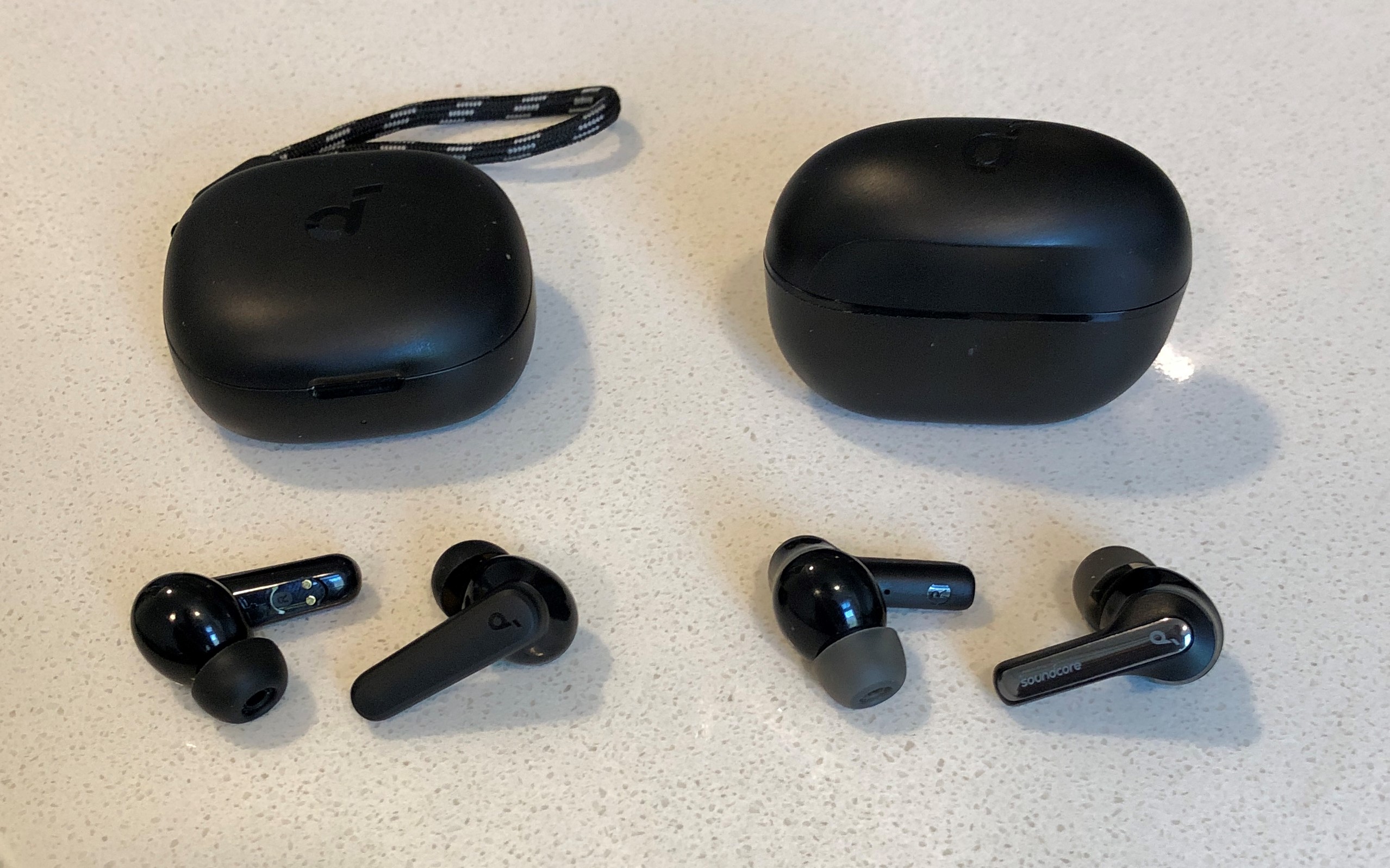 Soundcore P20i vs Life P3i charging case and wireless earbuds