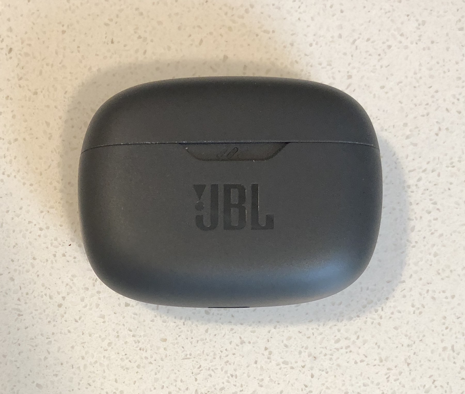 JBL Vibe Beam charging case top